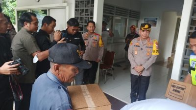 Viral: Kapolda Metro Bagikan Sembako Untuk Satpam Perumahan di daerah Duren Sawit Jakarta Timur
