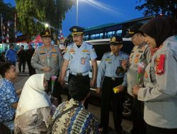 Viral: Cara Unik Sambut Pemudik, Polsek Kalideres Berikan Bunga di Pos Pelayanan Lebaran 2023