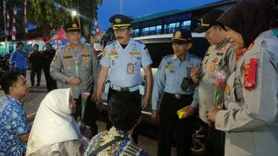 Viral: Cara Unik Sambut Pemudik, Polsek Kalideres Berikan Bunga di Pos Pelayanan Lebaran 2023