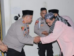 Viral: Kapolsek Kalideres Berikan Ucapan Mohon Maaf Lahir Batin Usai Sholat Subuh Berjamaah di Musholla Al Aziziyah
