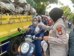 Viral: Polsek Kalideres Bagikan 100 Takjil Gratis Kepada Pengguna Jalan