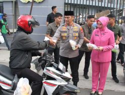 Viral: Polres Metro Jakarta Barat dan Bhayangkari Bagikan 1000 Paket Takjil Untuk Masyarakat