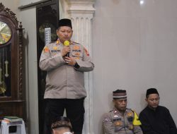 Viral: Polsek Kalideres Sholat Subuh Berjamaah Bersama Warga di Mushola Nurul Hasanah