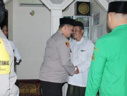Viral: Kapolsek Kalideres Sholat Subuh Berjamaah Bersama Warga di Mushola Nurul Hidayah