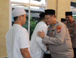 Viral: Suling Dakmas, Kapolsek Kalideres Sholat Subuh Bersama Warga di Musholla Al Huda