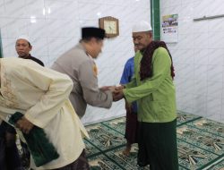 Viral: Curhat Subuh, Kapolsek Kalideres Sholat Subuh Bersama Warga di Musholla Baitul Muslim