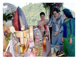 Viral News Sarinah Jadi Kurator dan Sediakan Showcase UMKM untuk Spouse Program KTT ASEAN ke-42 di Labuan Bajo Ibu Negara Iriana Joko Widodo bersama lima pendamping pemimpin ASEAN untuk melihat produk-produk UMKM yang kaya akan keanekaragaman budaya timur Indonesia (Ist)