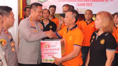 Viral: Sambut HUT Bhayangkara Ke-77, Polres Metro Jakbar Salurkan Bansos dari Kapolri