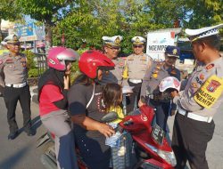 Operasi Patuh Semeru 2023 Polisi Berbagi Helm Gratis di Ngawi