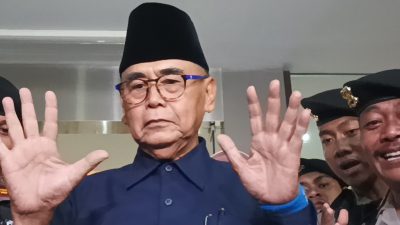 Panji Gumilang Hampir Tumbang