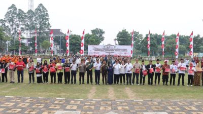 Viral: Kapolsek Kembangan Hadiri Apel Gerakan Pembagian Bendera Merah Putih di Halaman Kantor Walikota Jakbar