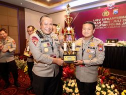 Viral: AKBP Argowiyono Menerima Piala dari Polda Jatim sebagai Juara 1 Kategori ‘Siap Semeru Award’