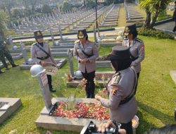Viral: Peringati HUT Ke-75, Polwan Ziarah ke Makam Habibie hingga Ani Yudhoyono
