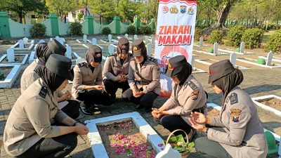 Viral: Polwan Polres Ngawi Ziarah ke TMP Doakan Para Pahlawan
