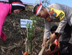 Viral: Polres Ngawi Laksanakan Penanaman Pohon “Polri Lestarikan Negeri, Penghijauan Sejak Dini”