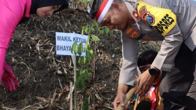 Viral: Polres Ngawi Laksanakan Penanaman Pohon “Polri Lestarikan Negeri, Penghijauan Sejak Dini”
