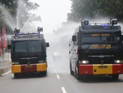 Viral: Polusi Udara, Polda Metro Jaya Kerahkan 4 Mobil Water Cannon Semprot Jalan Protokol