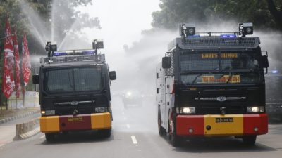 Viral: Polusi Udara, Polda Metro Jaya Kerahkan 4 Mobil Water Cannon Semprot Jalan Protokol