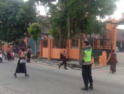 Viral: Cegah Laka Lantas di Ngawi, Polsek Kedunggalar Gelar Anggota