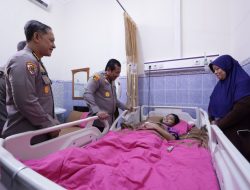 Viral: Jelang Operasi, Kapolda Jatim Beri Semangat Cyntya Gadis Viral Penjual Peyek di Surabaya