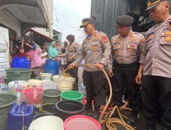Pasokan Air Bersih di Kalideres, Mobil Water Canon Polres Metro Jakbar Diterjunkan