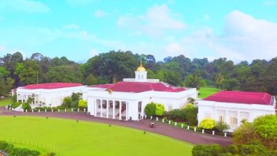 Istana Sedang Berhadapan Dengan Rakyat
