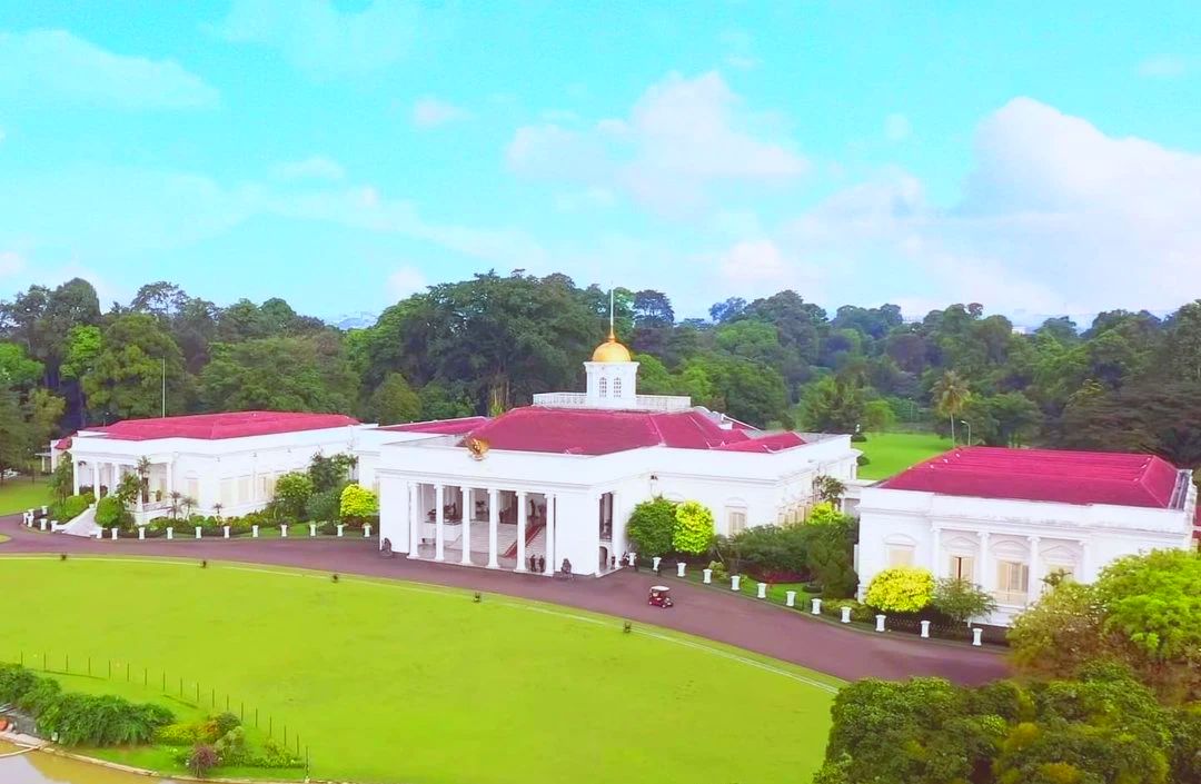Istana Sedang Berhadapan Dengan Rakyat