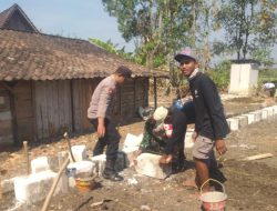 Polisi Ngawi Dampingi ICN Peduli Lakukan Bedah Rumah di Pitu