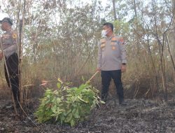 Viral: Kapolres Bersama Forkopimda Ngawi Turut Padamkan Kebakaran di Lereng Gunung Lawu
