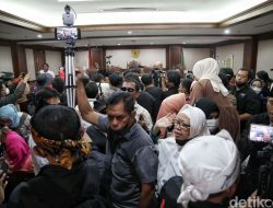 Pengunjung Sidang Membludak : Bongkar Ijazah Palsu