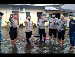 Kapolsek Ujung Tanah Antisipasi Banjir Andry Lilikay : TETAP SEMANGAT !!