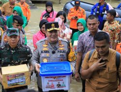 Kapolda Riau dan Danrem 031/Wira Bima Kompak Bantu Korban Banjir, Setengah Badan Terendam Air