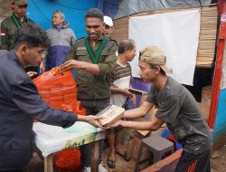 Peduli sesama, BEM Unindra bakti sosial bagikan ratusan nasi box gratis ke masyarakat slum area