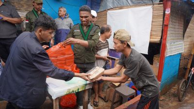 Peduli sesama, BEM Unindra bakti sosial bagikan ratusan nasi box gratis ke masyarakat slum area
