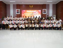 Kapolres Metro Bekasi Berikan Penghargaan Kepada Anggota Paspampres dan Personel