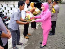 Kapolres Dan Ketua Bhayangkari Cabang Ngawi Kunjungi Anggota Terdampak Banjir