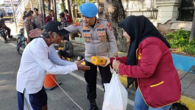 Kolaborasi Kepolisian dan Mahasiswa dalam Berbagi Takjil di Jakarta Barat