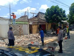 Anggota Polsek Karanganyar Bantu Warga Membangun Rumah