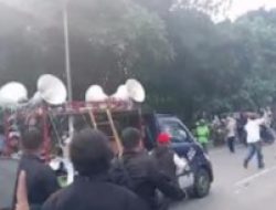 Ribuan Pelajar dan Mahasiswa Lakukan Aksi penolakan hak angket di Depan Gedung DPR RI
