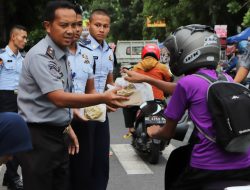 Peringati Hari Bakti Pemasyarakatan ke 60, Lapas Kediri beserta Dharma Wanita Persatuan Berbagi Takjil