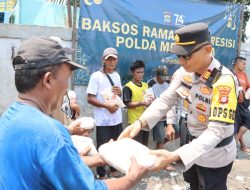 Baksos Ramadhan Presisi Polda Metro Jaya di Muara Baru dengan Sasaran Pemulung dan Petugas Kebersihan