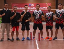 Tak Ingin Kalah, Plt Kepala Lapas Kediri Tunjukan Skill Badminton Antar Pegawai