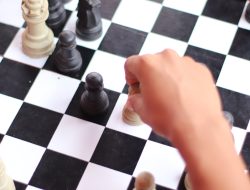 Adu Strategi, Wbp Lapas Kediri Meriahkan HBP dengan Lomba Catur
