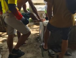 Tourist Police Polres Pesisir Barat Beri Pertolongan Kepada Atlit Surfing