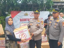 Sambut HUT Bhayangkara ke-78, Polsek Kalideres Distribusikan 75 Paket Sembako kepada Warga