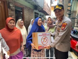 Wujud Kepedulian Polri, 70 Paket Sembako Disalurkan Polsek Grogol Petamburan di Kampung Sawah