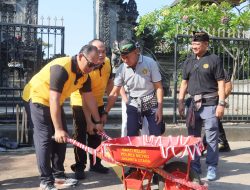 Bakti Religi, Kapolres Jakut Ajak Anggota Bersih-bersih di Pura Dalem Purnajati Tanjung Puri