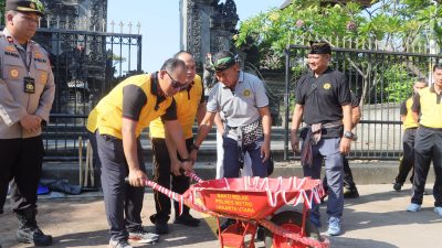 Bakti Religi, Kapolres Jakut Ajak Anggota Bersih-bersih di Pura Dalem Purnajati Tanjung Puri