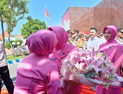 Serah Terima Jabatan Kapolres Ngawi dengan Upacara Tradisi Pengalungan Bunga