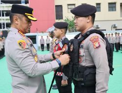 Keselamatan Personel, Kapolres Metro Jakarta Barat Berikan 500 Helm, Rompi, dan Bodycam